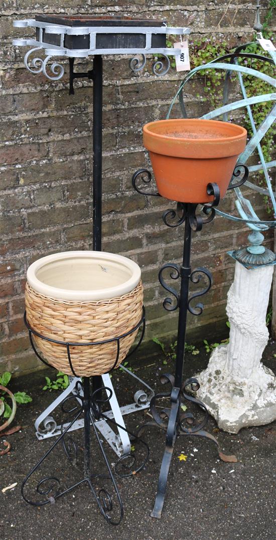 Bird bath & 2 pot stands with pots(-)